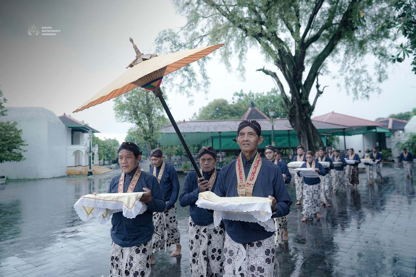 Image slider - Hormati Para Leluhur, Keraton Laksanakan Upacara Kuthomoro