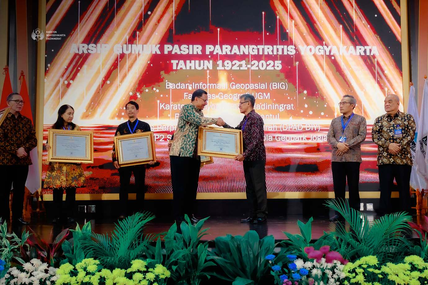 Image slider - Arsip Gumuk Pasir Parangtritis Ditetapkan Sebagai Memori Kolektif Bangsa, Keraton Terima Penghargaan