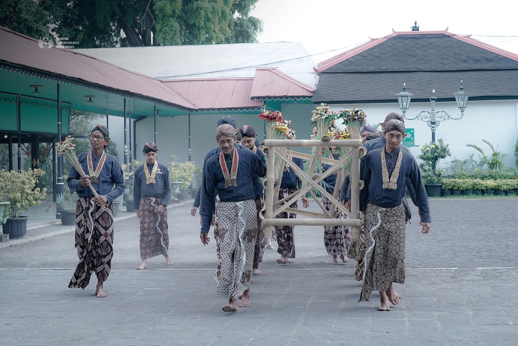 Image peristiwa - Sederhana Sarat Makna: Pembagian Ubarampe Pareden Garebeg Mulud Be 1960/2026