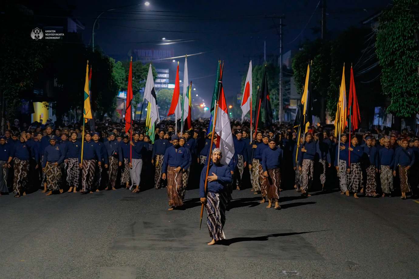 Image slider - Dalam Keheningan, Abdi Dalem dan Masyarakat Sambut Warsa Enggal Be 1960 dengan Lampah Budaya Mubeng Beteng