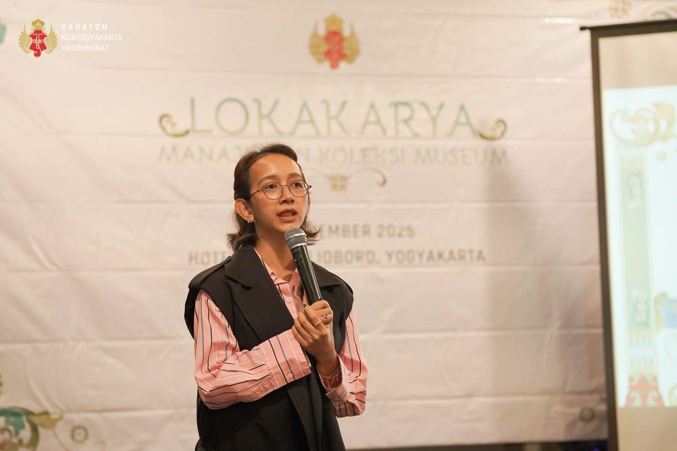 Image slider - Dorong Keterampilan, Keraton Yogyakarta Gelar Lokakarya Manajemen Koleksi Museum