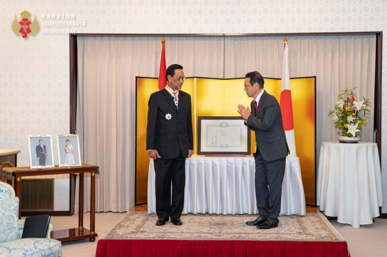 Sri Sultan Menerima Penghargaan Dari Kaisar Jepang 01