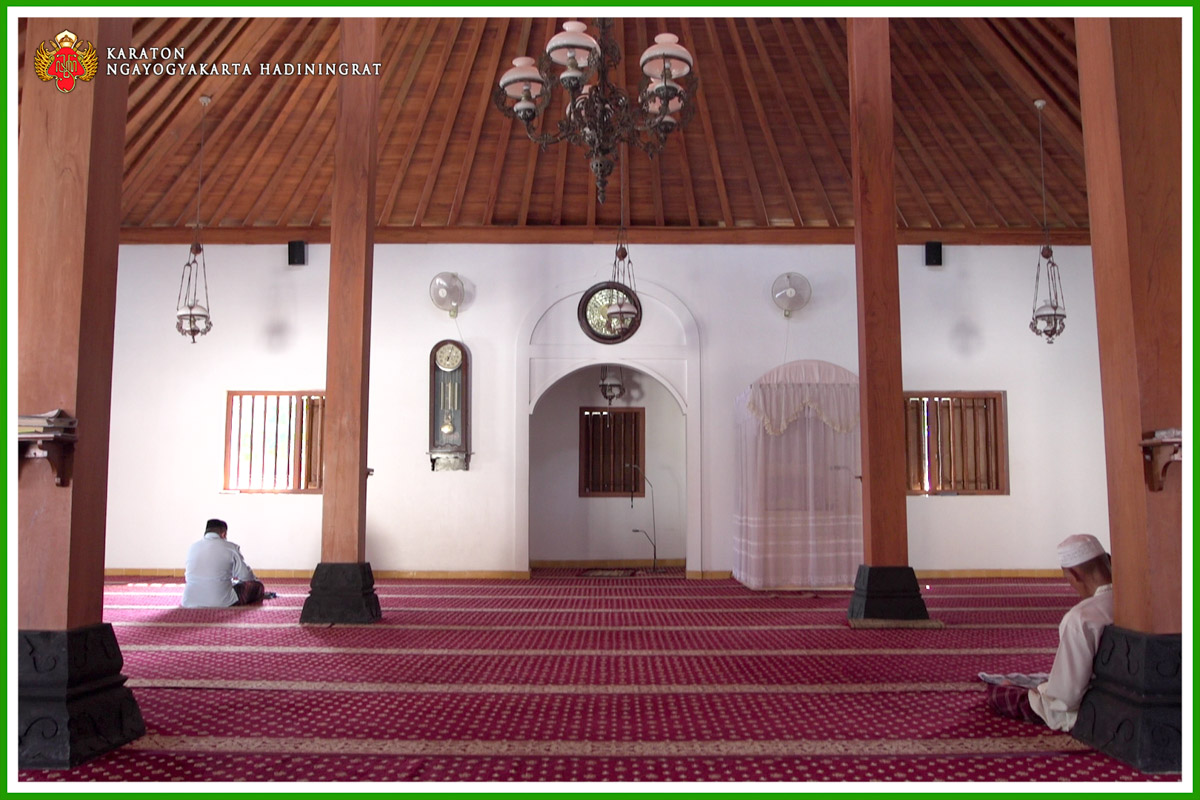 4.2 2 Interior Masjid Babadan