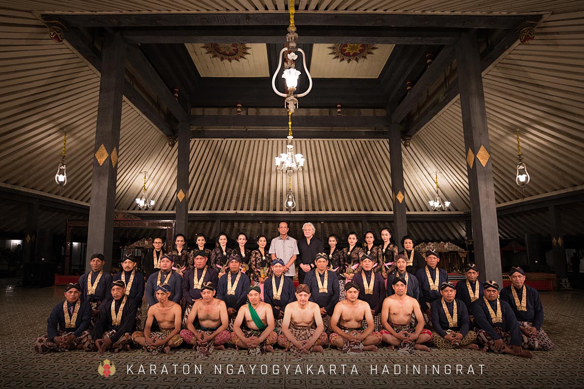 Gambar 4. Sri Sultan Bersama Tim Kesenian Pada Saat Gladi Resik Di Bangsal Sri Manganti