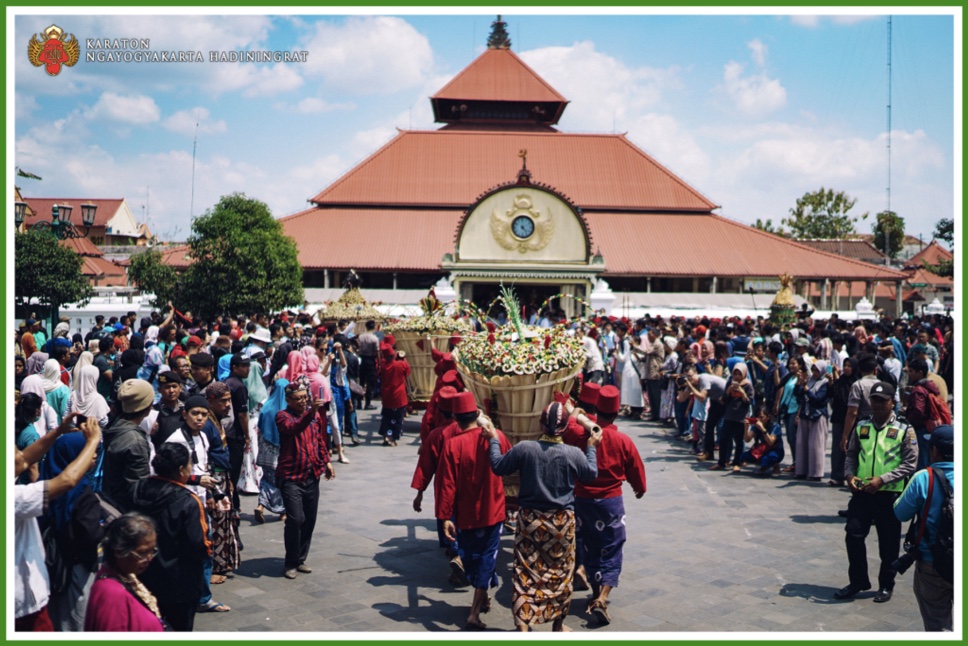 7 Gunungan Sampai Di Pelataran Masjid Gedhe